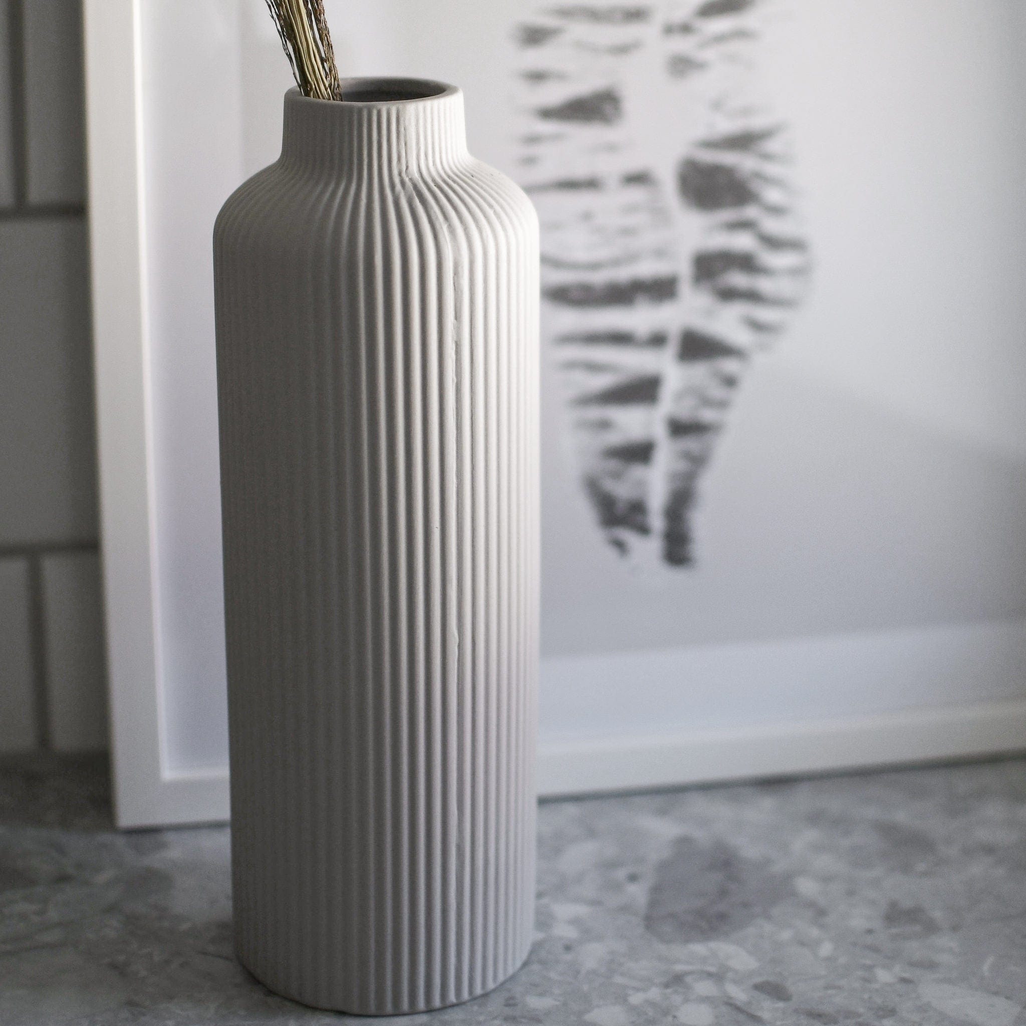 Vase Adala hellgrau hoch mit Rillen Storecatory Skandi Design